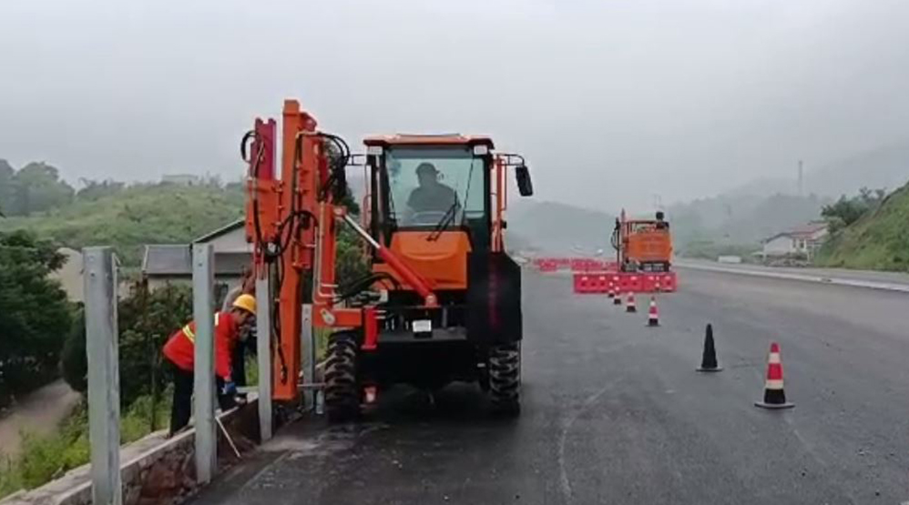 重庆綦江——宏工机械护栏打桩机小钢炮施工现场