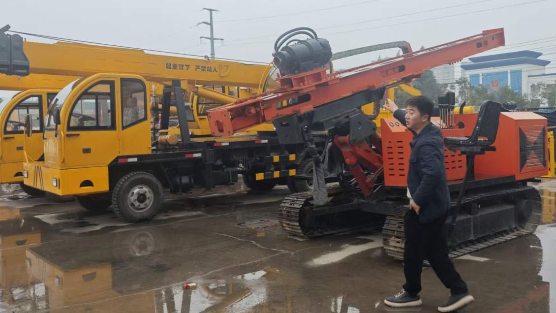 宏工机械公路护栏打桩机，光伏钻机