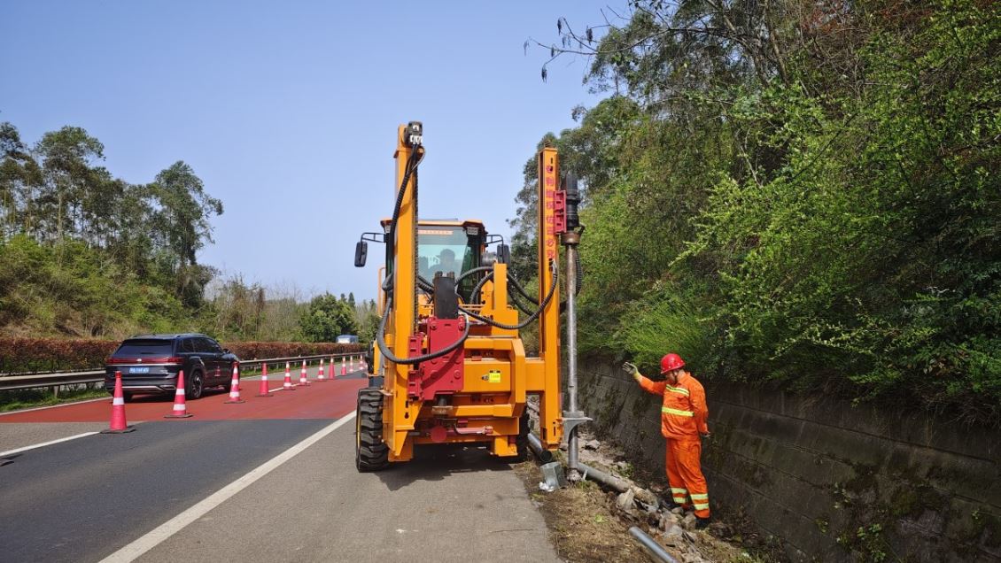 “宏工机械钻孔”