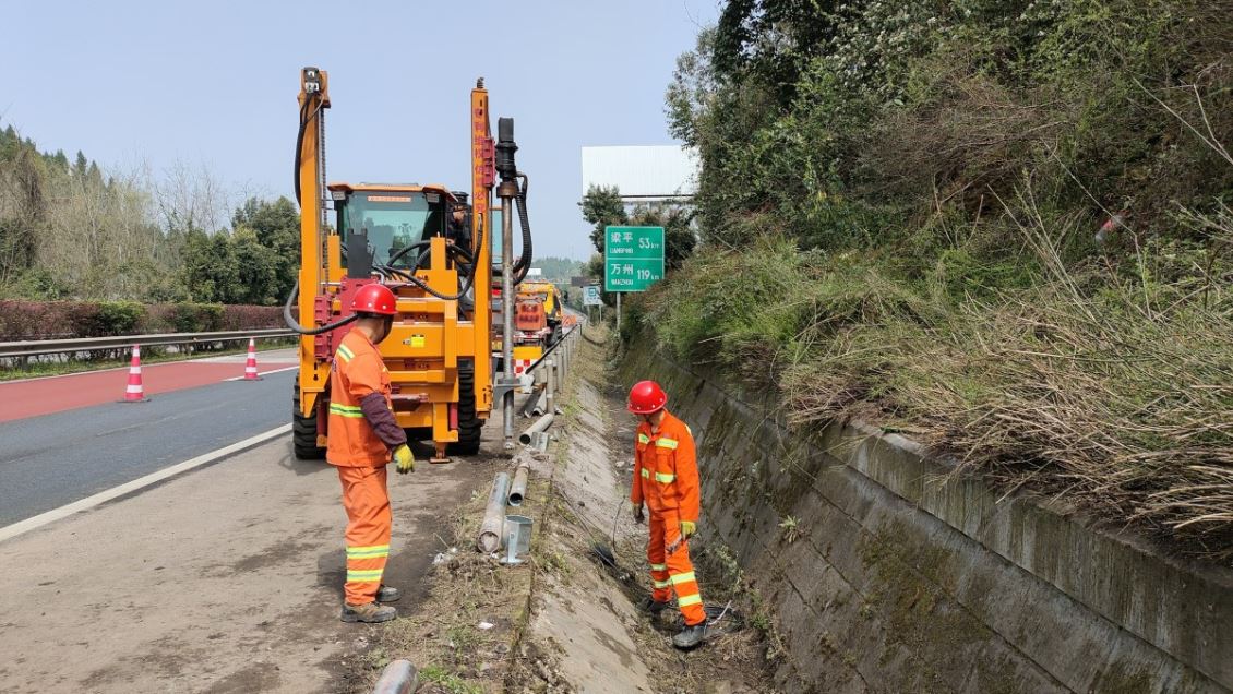 “安装护栏现场”