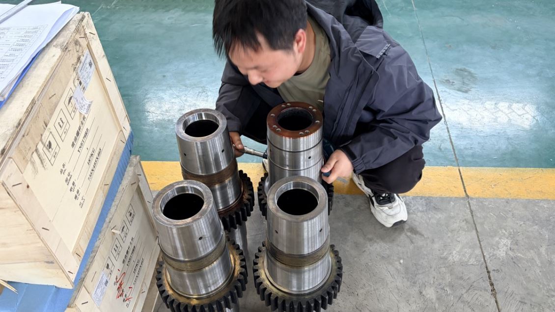 重庆宏工质量部工作人员正在对回厂的配件进行检验