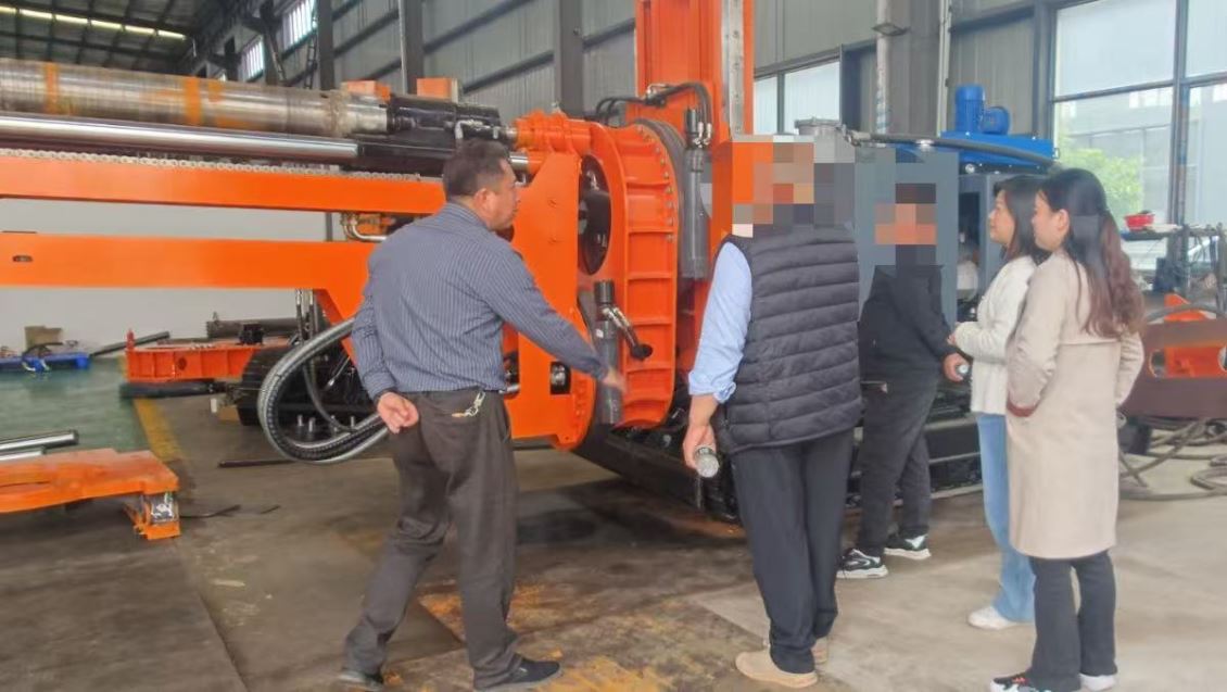 公司相关负责人陪同客户参观研发试验场地