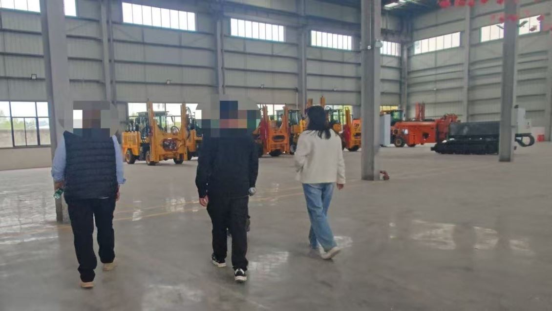 客户参观公司设备展厅