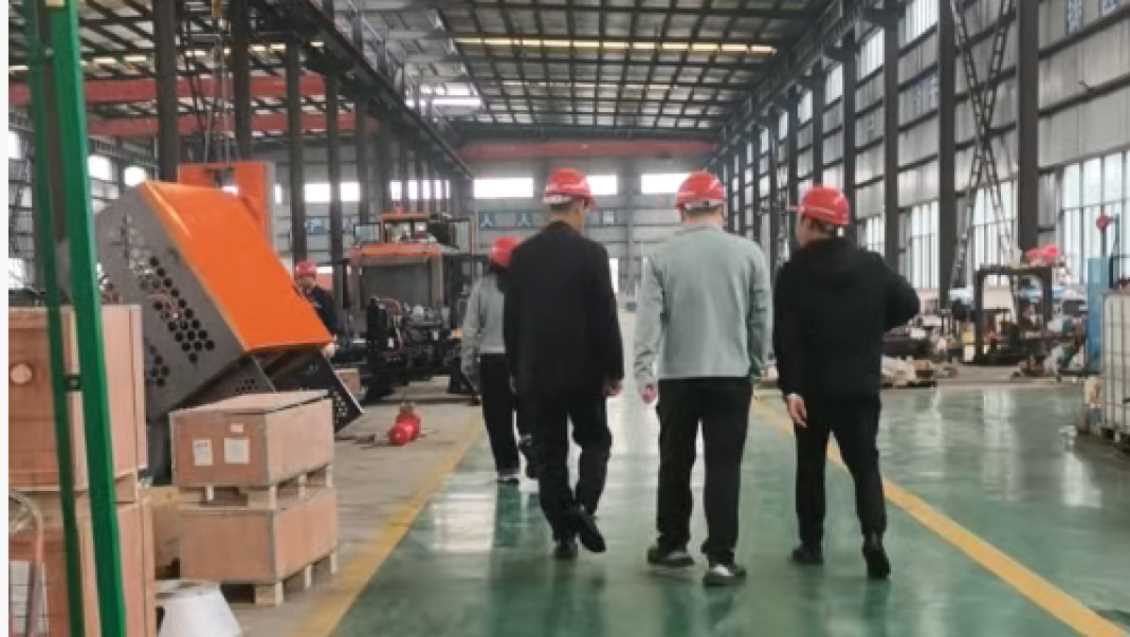 市场部经理带客户参观车间装配工位