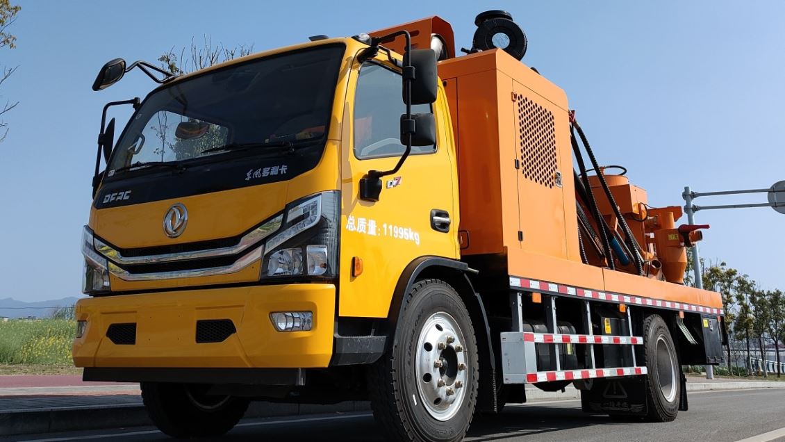 重庆宏工机械护栏抢修车展示