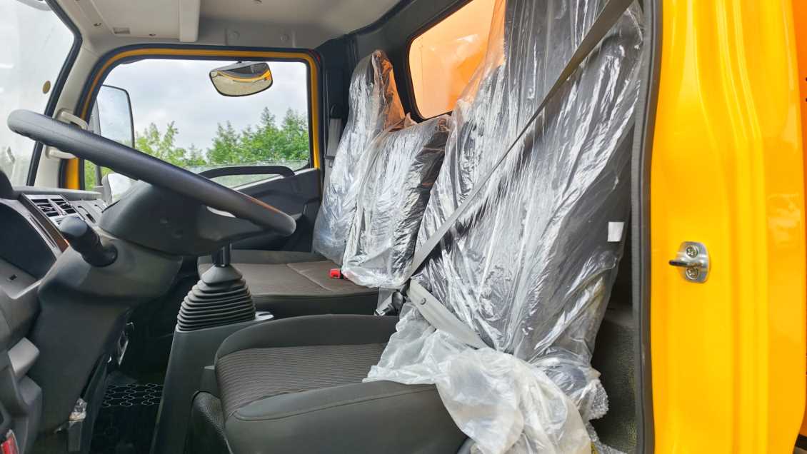 护栏抢修车驾驶室内部展示