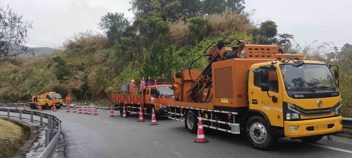 重庆宏工机械护栏抢修车现场施工照片