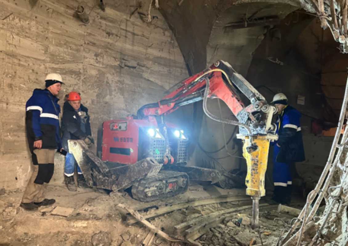 破碎锤掘进现场